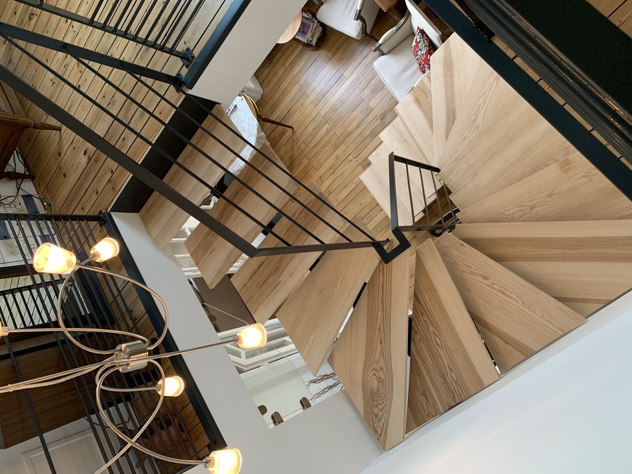 escalier en bois https://www.ambiancerenovation-brive.fr/wp-content/uploads/2021/03/IMG_3683.jpg
