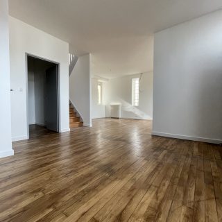 pièce de vie https://www.ambiancerenovation-brive.fr/wp-content/uploads/2021/06/IMG_6693-320x320.jpg