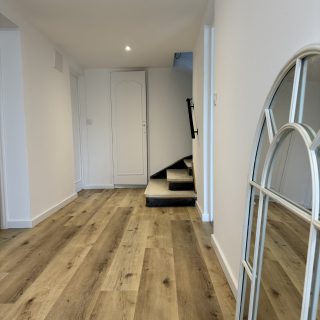 Parquet bois, espace lumineux, décoration miroir
