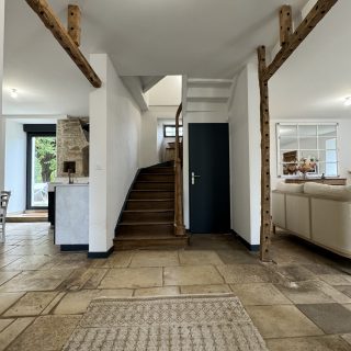 Maison, Rénovation, entrée, carrelage pierre, escalier en bois