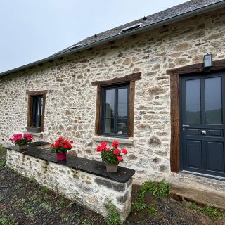 AKAD0220 menuiseries pvc gris anthracite pierres de pays ardoises